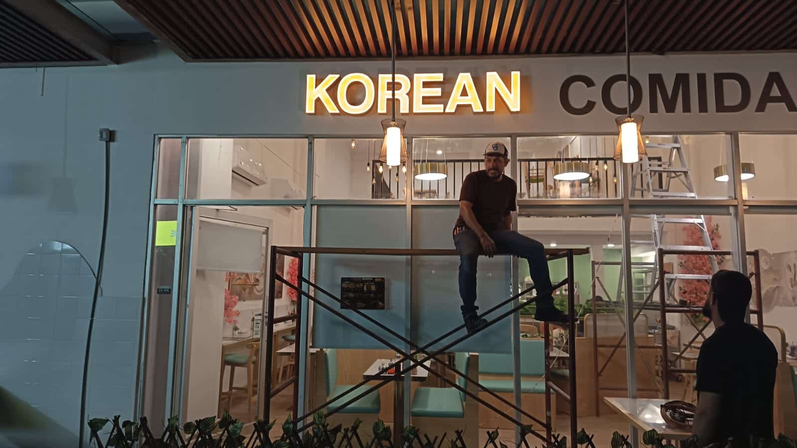 Instalación de letras luminosas de aluminio y acrílico para restaurante en Cancún