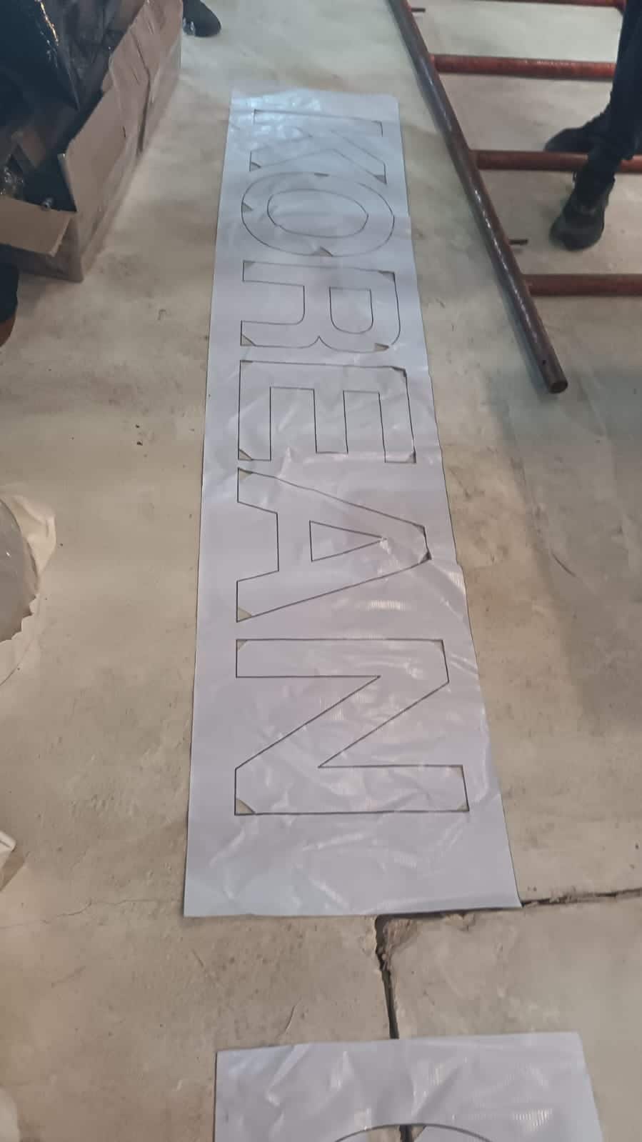 Plantilla para montaje de letras en fachada de restaurante en Cancún