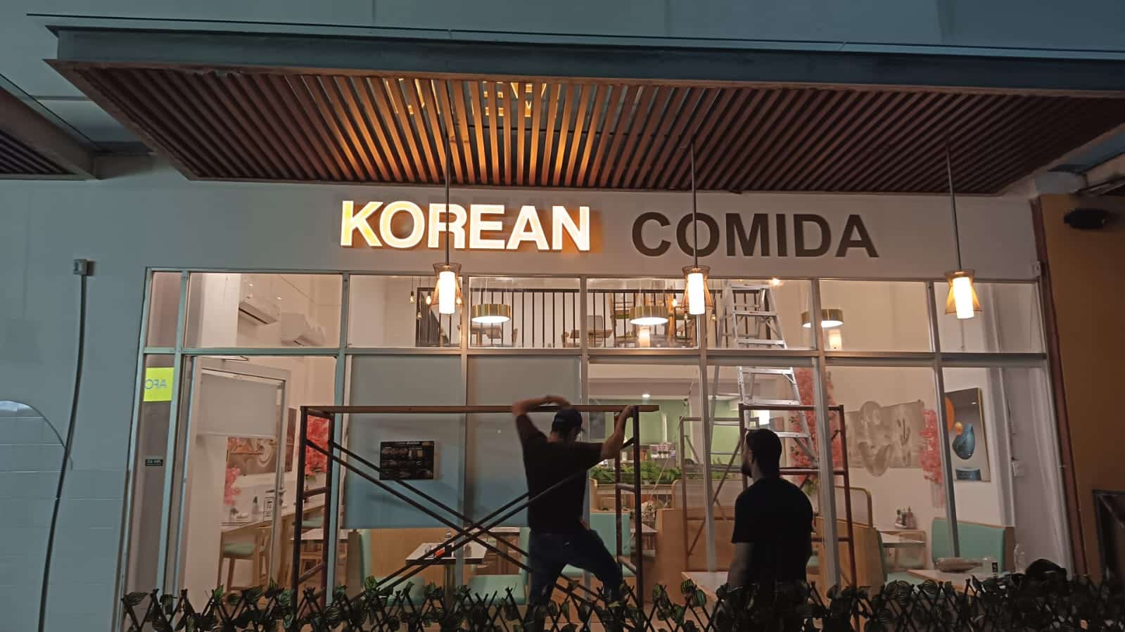 Letras luminosas LED cálidas instaladas en fachada de restaurante en Malecón Américas Cancún